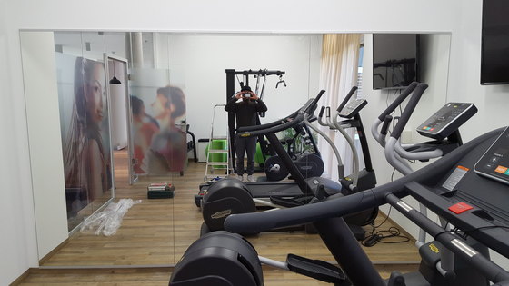 Spiegelwände für Fitnesscenter mit Montage günstig